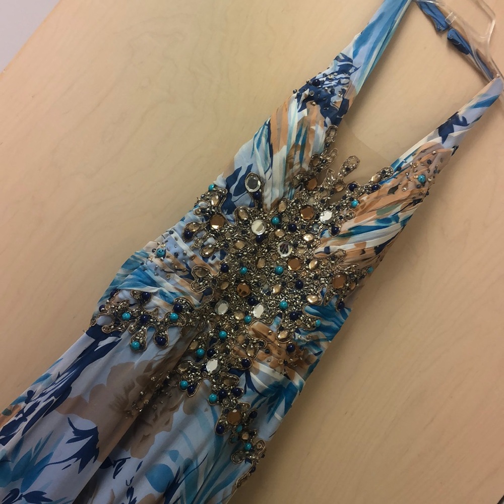 Look at those gorgeous details and stones!!!